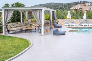 Ulkouima-allas, aurinkotuoleja