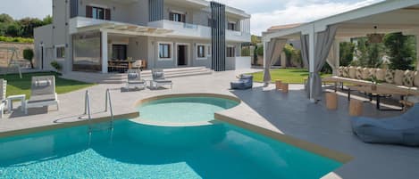 Piscine extérieure, chaises longues