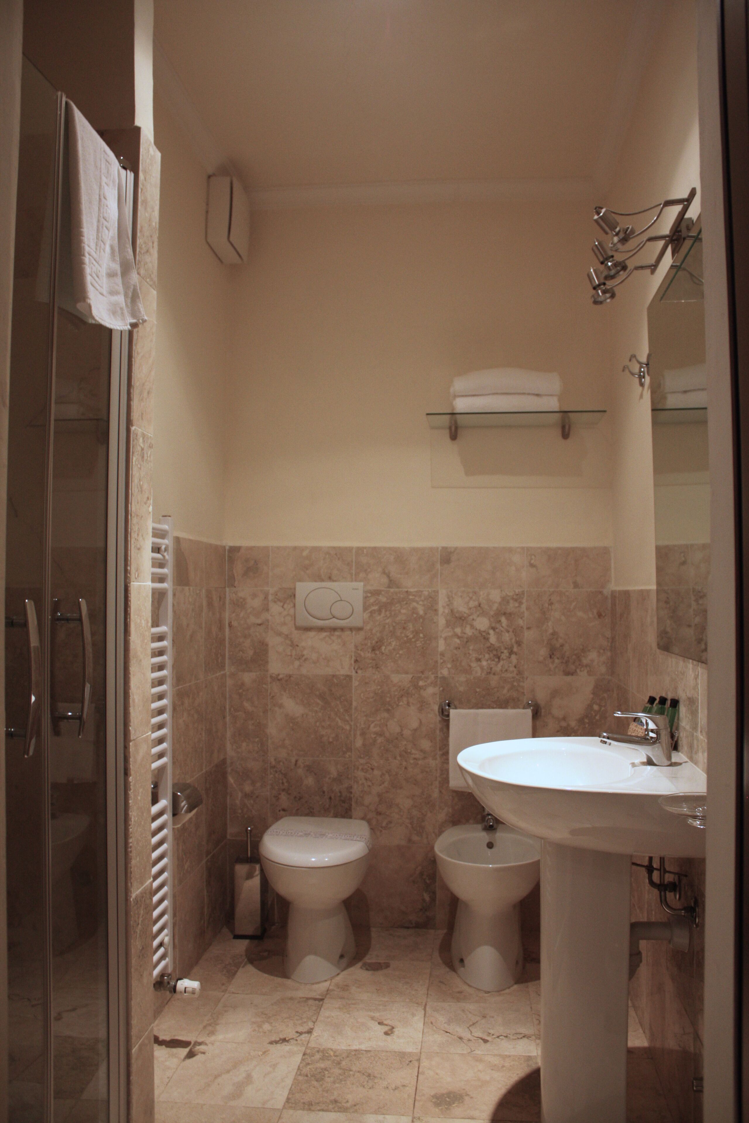 Dusche, Haartrockner, Bidet, Handtücher