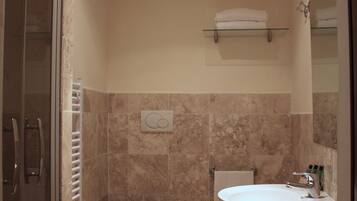 Dusche, Haartrockner, Bidet, Handtücher