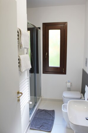 Douche, sèche-cheveux, bidet, serviettes fournies