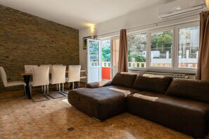 スマートテレビ、暖炉、コンピューター、書庫