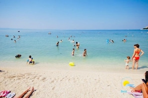 Plage à proximité, chaises longues, serviettes de plage