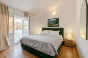 3 室のベッドルーム、セーフティボックス (室内)、デスク、アイロン / アイロン台