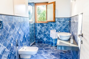 Shower, hair dryer, bidet, towels - Villa Capri Wonderful View CUSR Code :15063044EXT0760 (Massa Lubrense)