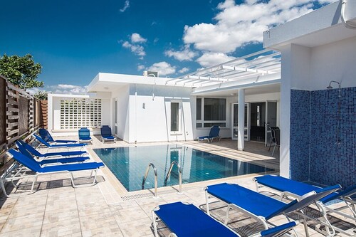 Villa Peyton, Lovely 4BDR Villa with Private Pool in Central Ayia Napa