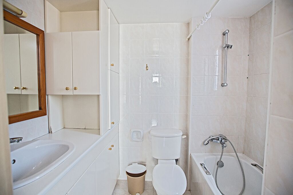 Une salle de bain avec une baignoire, des toilettes et un lavabo.