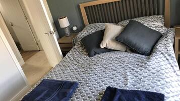 3 bedrooms, iron/ironing board, WiFi, bed sheets