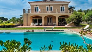 A two-story house with a swimming pool in front. - Villa Mareneve, Villa with Private Pool, Etna Sea view. CIN EN087048C2PTJBZY2J (Santa Venerina, Catania)