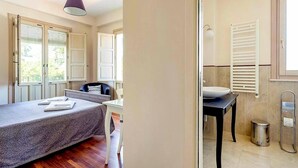 A bedroom with a bed, a desk, and a window with blinds. - Villa Mareneve, Villa with Private Pool, Etna Sea view. CIN EN087048C2PTJBZY2J (Santa Venerina, Catania)