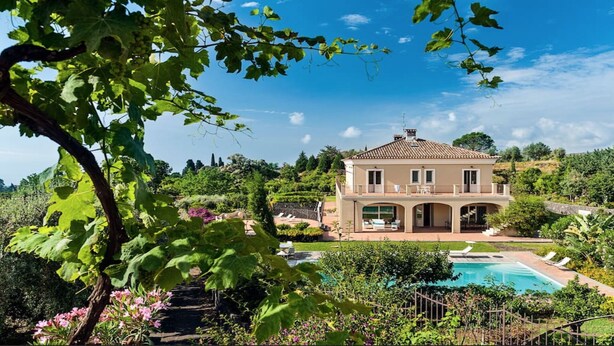 A two-story house with a swimming pool, surrounded by lush greenery and a clear sky. - Villa Mareneve, Villa with Private Pool, Etna Sea view. CIN EN087048C2PTJBZY2J (Santa Venerina, Catania)