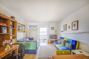 Smart TV, libros y estéreo