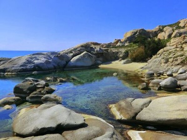 Playa en los alrededores, camastros y toallas de playa