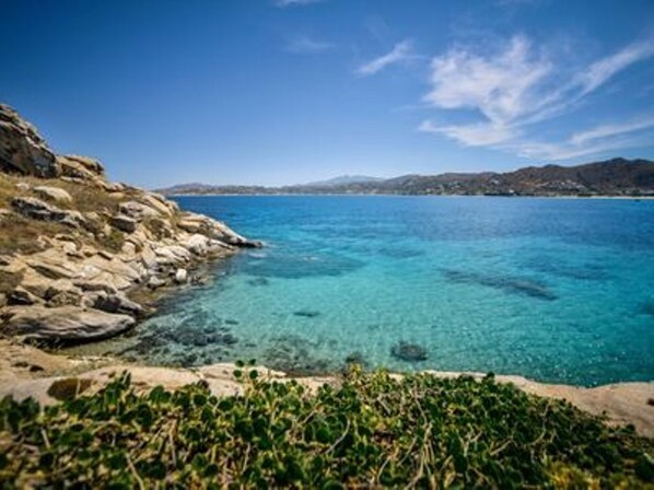 Playa en los alrededores, camastros y toallas de playa