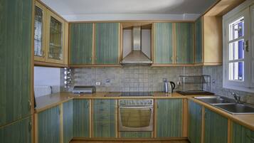 Fridge, oven, dishwasher, coffee/tea maker