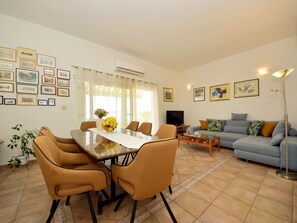 Dining - Lovely apartment for 5 guests with pool, WIFI, A/C, TV, terrace and pets allowed (Solin)