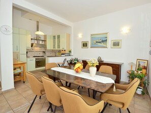 Dining - Nice apartment for 5 people with WIFI, A/C, pool, TV, terrace and pets allowed (Solin)