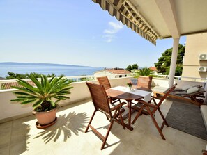 Outdoor dining - Nice apartment for 5 people with WIFI, A/C, pool, TV, terrace and pets allowed (Solin)