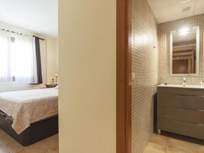 3 habitaciones, tabla de planchar con plancha y acceso a internet