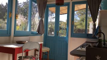 Frigorifero, forno, piano cottura, macchina per tè/caffè