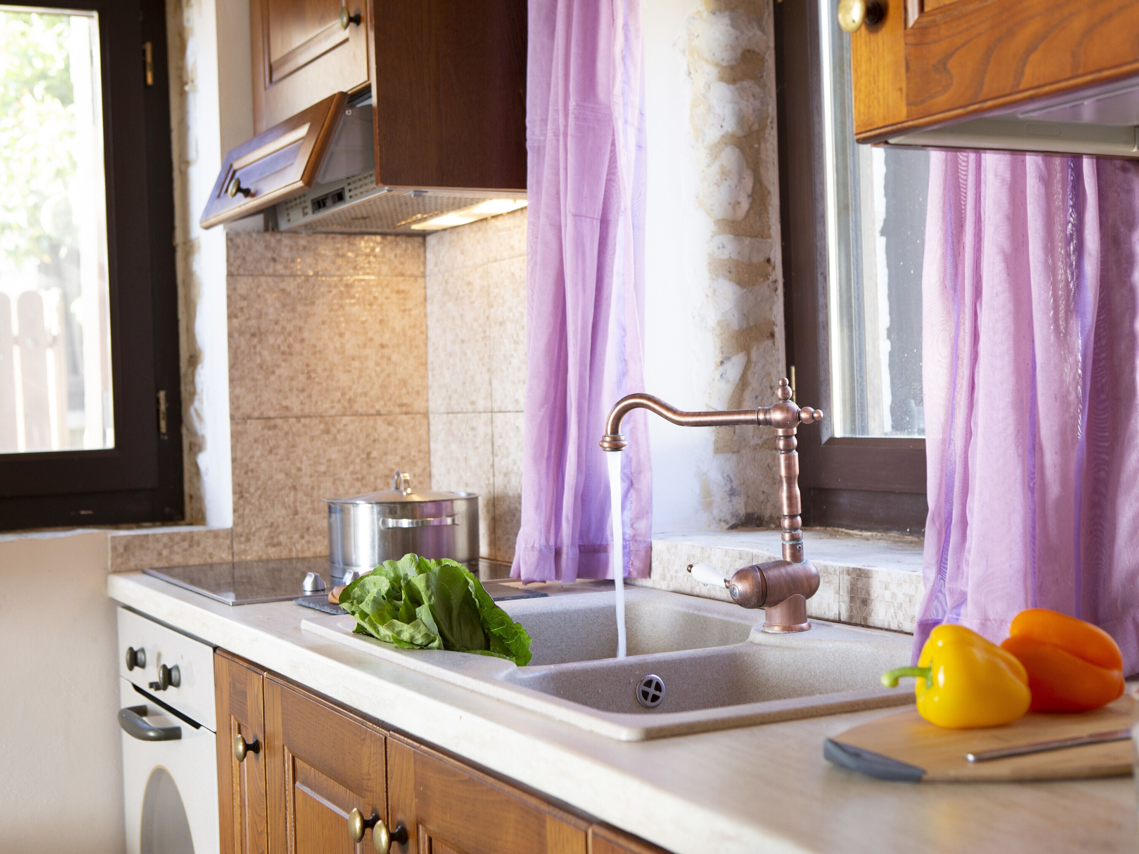 Kühlschrank, Mikrowelle, Ofen, Wasserkocher mit Kaffee-/Teezubehör