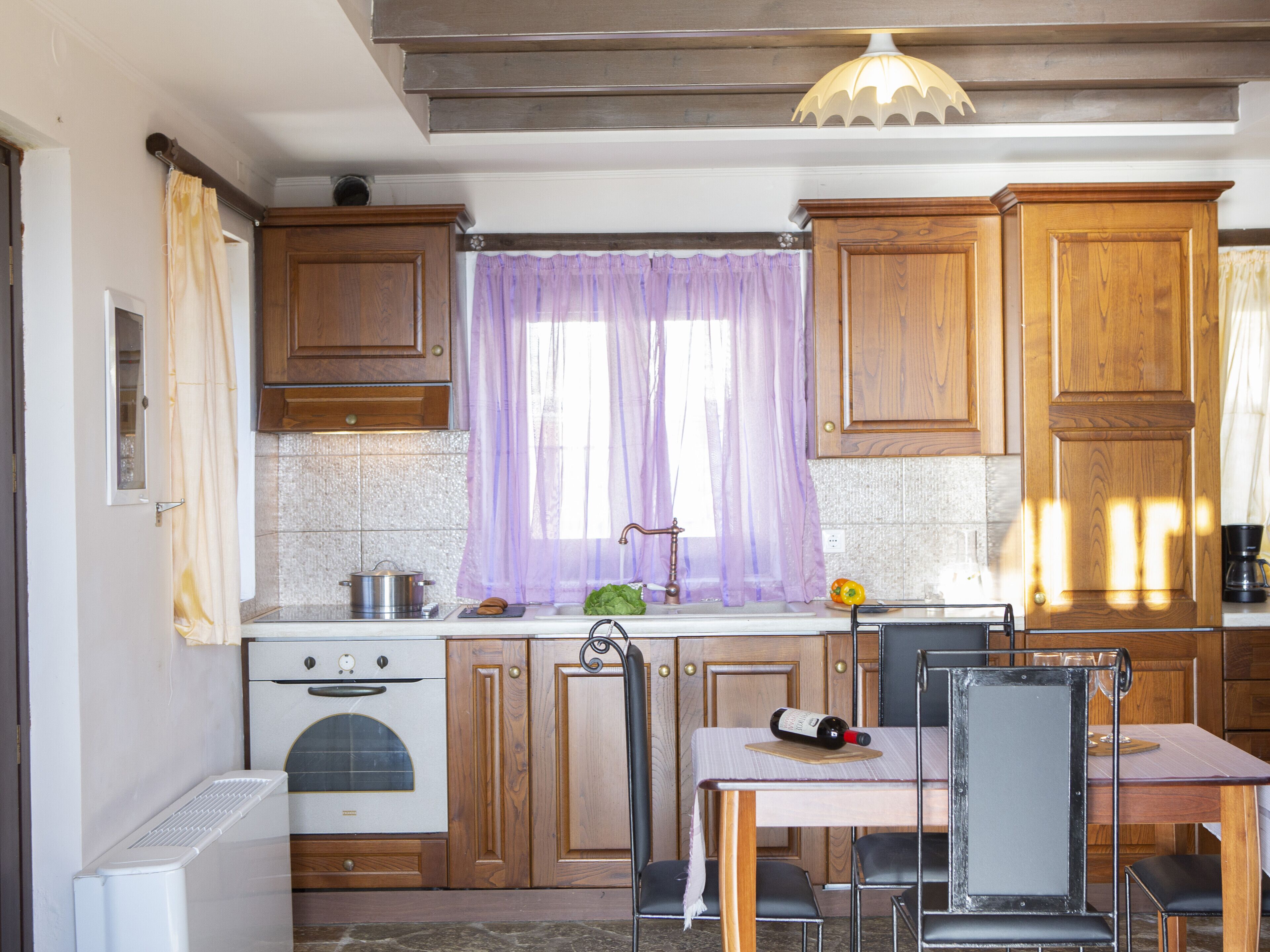 Kühlschrank, Mikrowelle, Ofen, Wasserkocher mit Kaffee-/Teezubehör