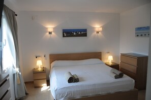 4 bedrooms, in-room safe, desk, iron/ironing board