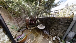 Outdoor dining - Thimble Cottage, Youlgreave lovely stone cottage for 2 with Woodburner and Wifi (Youlgreave)