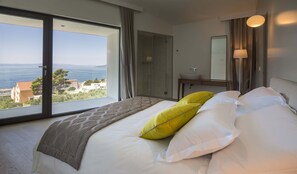 4 bedrooms, in-room safe, iron/ironing board, free WiFi