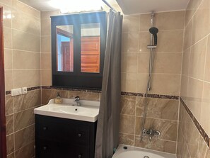 Duschwanne, Haartrockner, Handtücher