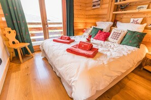 5 bedrooms, desk, iron/ironing board, travel crib