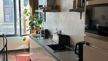 Een koelkast, een magnetron, een oven, een kookplaat