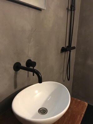 Een haardroger, handdoeken, toiletpapier