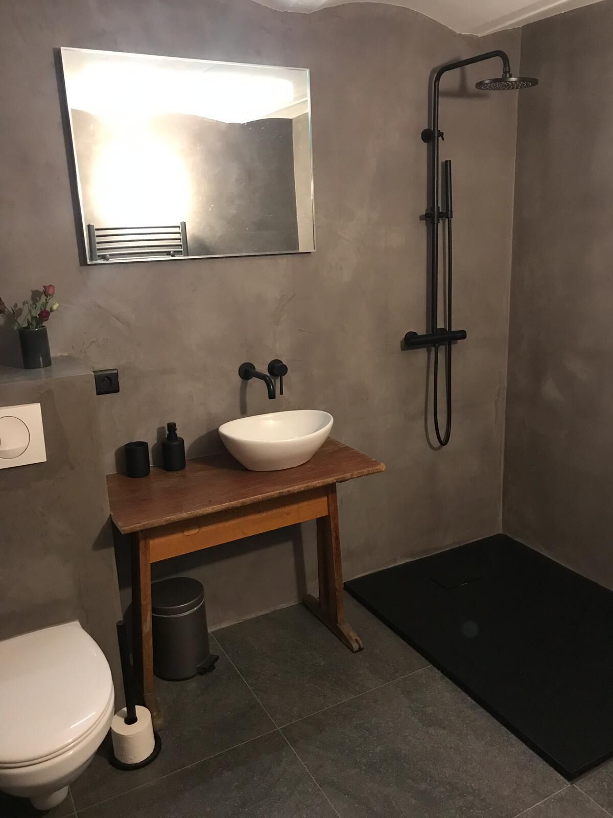 Sèche-cheveux, serviettes fournies, papier toilette
