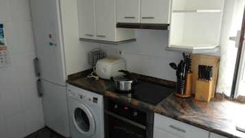 KĂŒhlschrank, Mikrowelle, Ofen, Herdplatte