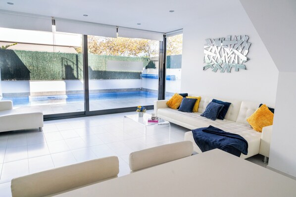 Outdoor pool, a heated pool - Luxury Villa Pool, 10 mins Walk to Beach & Golf near by (San Pedro del Pinatar)