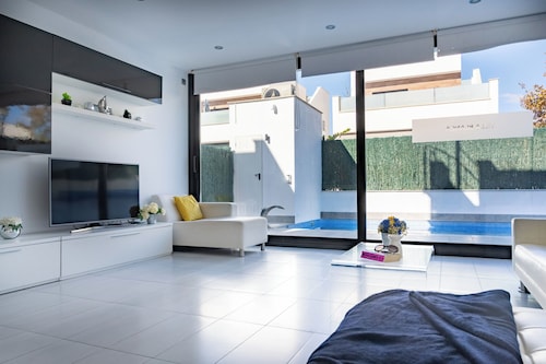 Luxury Villa Pool, 10 mins Walk to Beach & Golf near by