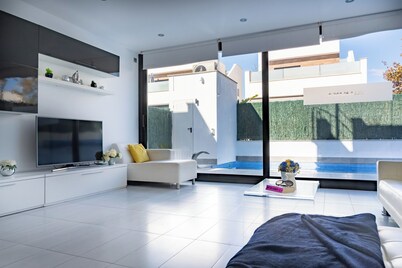 Luxury Villa Pool, 10 mins Walk to Beach & Golf near by