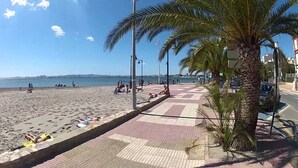 A beach with people sunbathing and walking along the shore. - Luxury Villa Pool, 10 mins Walk to Beach & Golf near by (San Pedro del Pinatar)