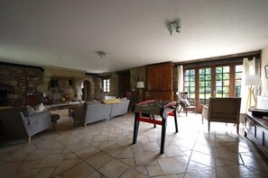 Televisión, chimenea, reproductor de DVD y futbolito 