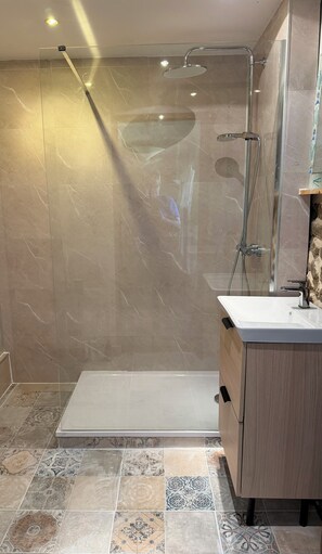 Duschwanne, Haartrockner, Bidet, Handtücher