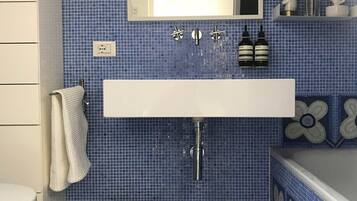 Duschwanne, Haartrockner, Bidet, Handtücher