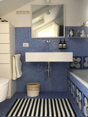 Duschwanne, Haartrockner, Bidet, Handtücher