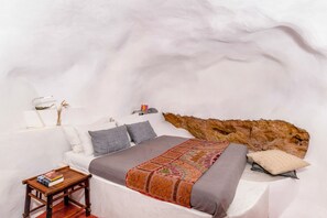 Desk, iron/ironing board, travel cot, free WiFi - Traditional Farmers Secret Cave #1 (SANTORINI)