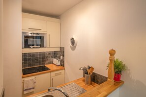 Kühlschrank, Mikrowelle, Herdplatte, Wasserkocher mit Kaffee-/Teezubehör