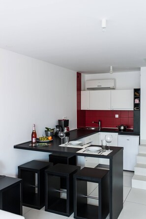 Fridge, microwave, stovetop, coffee/tea maker - No5 Studio With Garden View (Pakoštane)