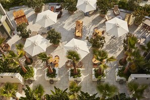 สนามรอบบริเวณ