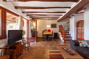 Smart TV, fireplace, stereo
