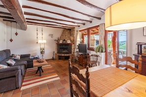 Smart TV, fireplace, stereo