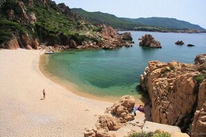 Ubicación cercana a la playa y toallas de playa